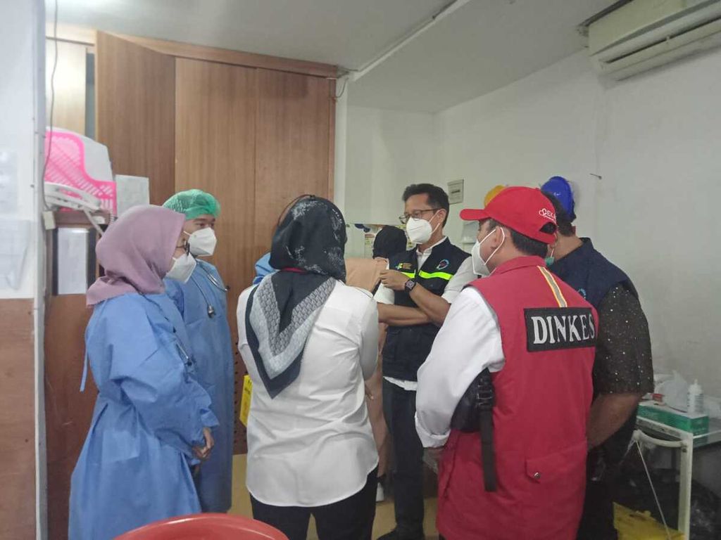 Para petugas kesehatan RSUD Cimacan sedang berbincang dengan Menteri Kesehatan Budi Gunadi Sadikin, membahas soal penanganan pasien di rumah sakit tersebut, Cipanas, Cianjur, Jawa Barat, Rabu (23/11/2022). 