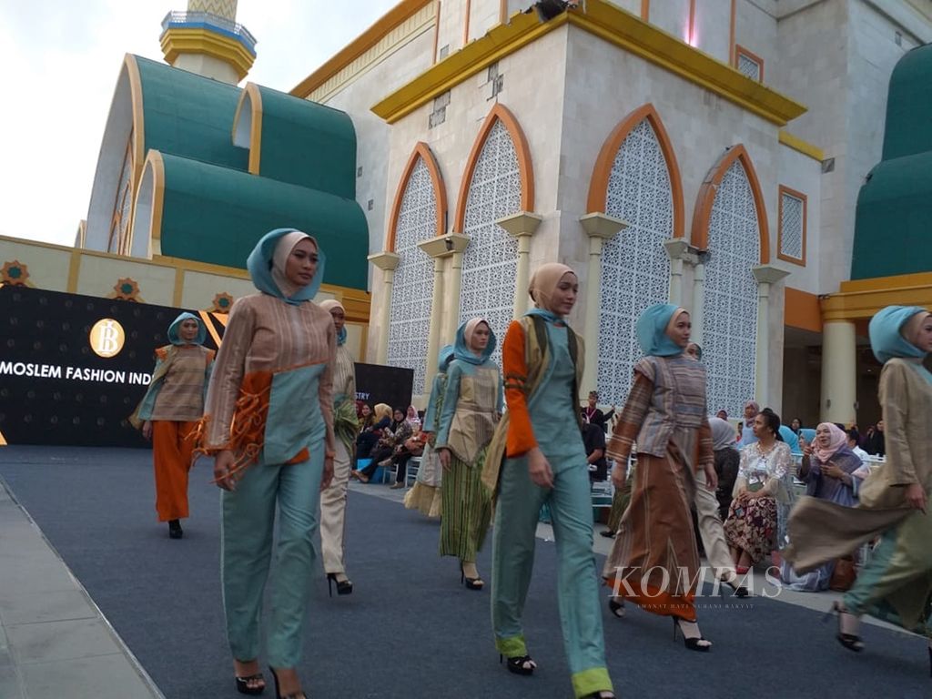 Nusa Tenggara Barat dicanangkan sebagai daerah industri busana muslim, yang ditandai dengan peragaan busana di pelataran Masjid Hubbul Wathan Islamic Center, Mataram, Lombok, NTB, Sabtu (2/11/2019).