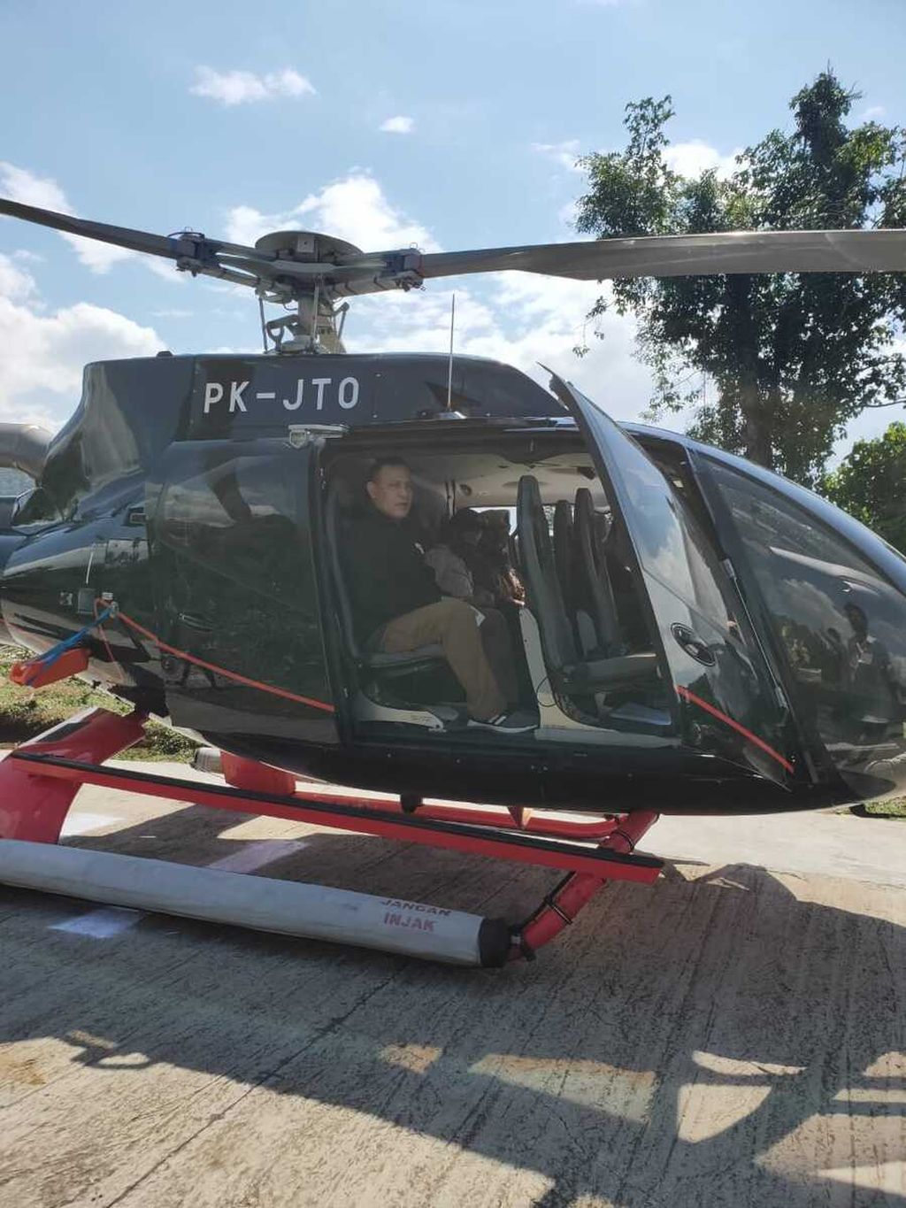 Ketua Komisi Pemberantasan Korupsi Firli Bahuri menaiki sebuah helikopter untuk keperluan pribadi menuju Baturaja, Sumatera Selatan, Sabtu (20/6/2020). Diduga perilaku tersebut melanggar kode etik pimpinan KPK yang dilarang bergaya hidup mewah.