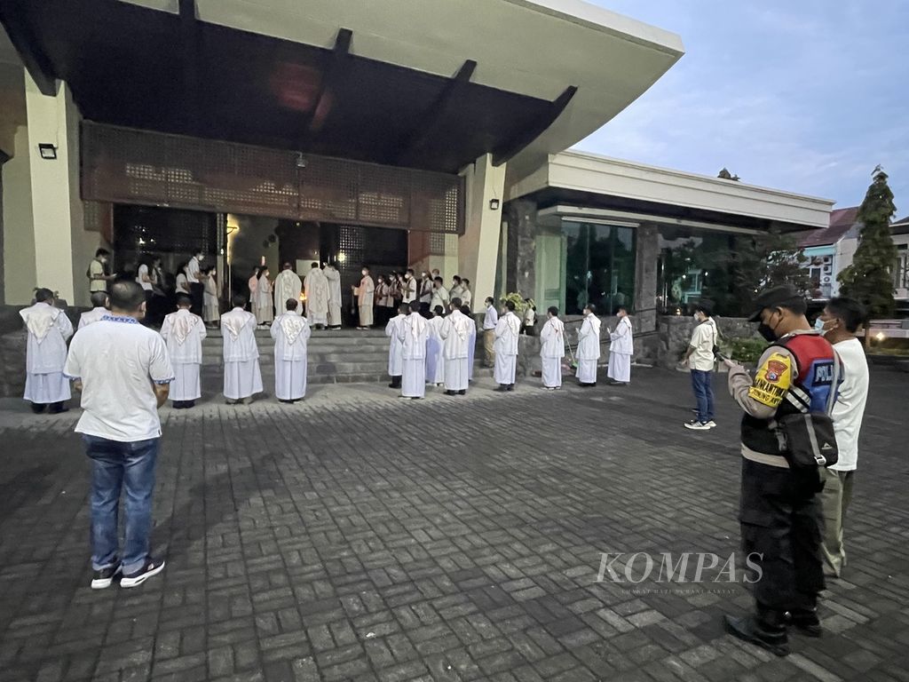 Persiapan perayaan Misa Vigili Paskah, Sabtu (16/4/2022), yang berlangsung pukul 17.30 di Gereja Katolik Roh Kudus, Surabaya, mendapat pengawalan dari aparat keamanan Polsek Gunung Anyar, Surabaya.