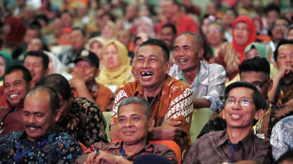 Aparatur Sipil Negara yang akan segera pensiun maupun yang sudah pensiun tertawa lepas saat komedian Cak Lontong dan Nur Akbar menghibur mereka dalam acara Program Wirausaha ASN dan Pensiunan di Sentul International Convention Center, Bogor, Rabu (16/1/2019). 