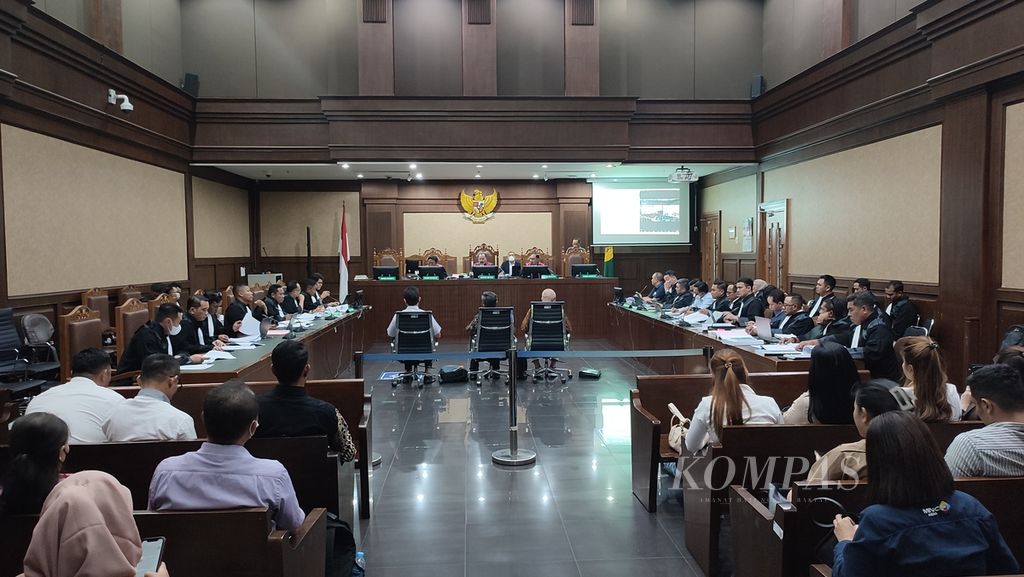 Suasana sidang dengan agenda pemeriksaan tiga saksi dalam kasus dugaan korupsi pembangunan menara BTS 4G di Pengadilan Tindak Pidana Korupsi Jakarta, Selasa (1/8/2023), dengan terdakwa Johnny G Plate, Anang Achmad Latif, serta Yohan Suryanto. 