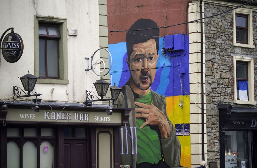 Mural yang menampilkan sosok Presiden Ukraina Volodymyr Zelenskyy karya seniman Phil Atkinson di Granard, County Longford, Irlandia, 5 April 2022. 