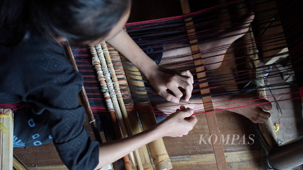 Ana (12) merampungkan pembuatan selendang tenun ikat khas Baduy di Kampung Balimbing, Desa Kanekes, Kecamatan Leuwidamar, Kabupaten Lebak, Banten, Kamis (16/3/2023). 