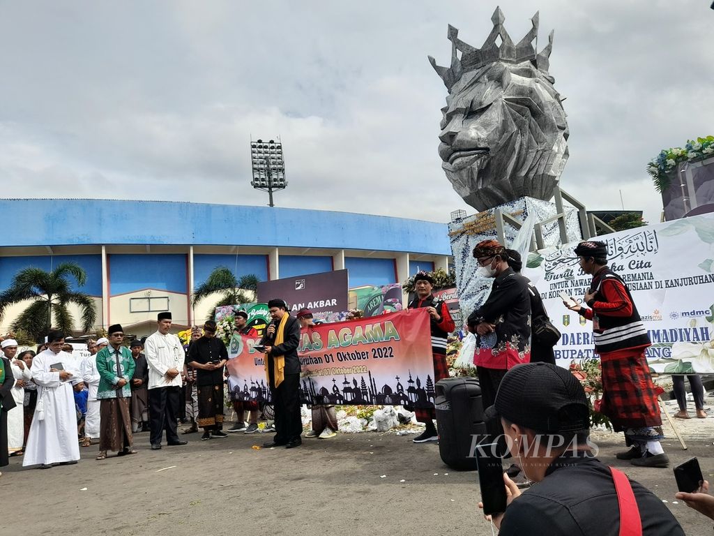 Doa lintas agama dalam rangka tujuh hari peristiwa Tragedi Kanjuruhan dilakukan pada Jumat (7/10/2022) sore di depan patung singa di halaman stadion.