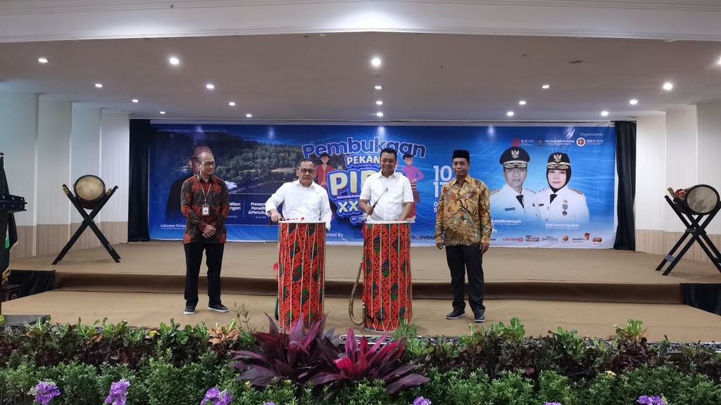 Kepala Badan Riset dan Inovasi Nasional (BRIN) Laksana Tri Handoko (dua dari kiri) didampingi Gubernur NTB Zulkieflimansyah (dua dari kanan) menabuh gendang tanda dibukanya Pekan Pemuda Riset dan Inovasi Nasional (PIRN) di Mataram, Nusa Tenggara Barat, Senin (11/7/2022). 