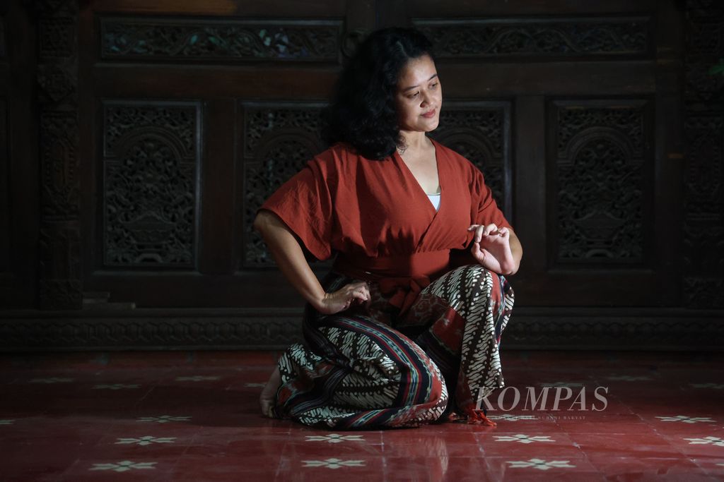 Sabina Tisa R. Aj. Sabina Siti Nurul Pristisari (Sabina Tisa), Penari Keraton Yogyakarta. 
