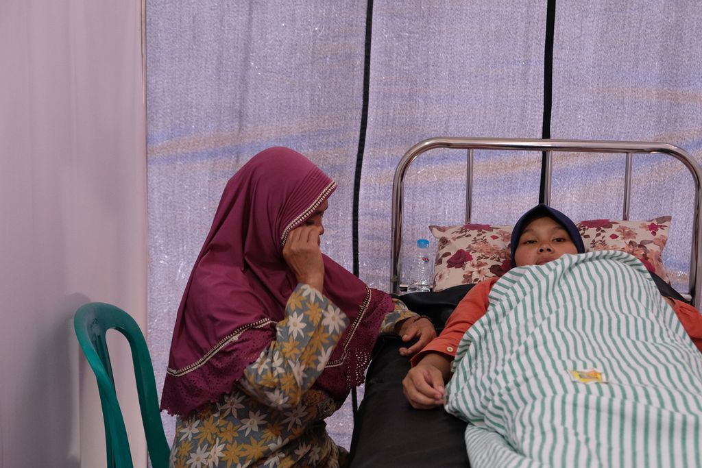 Salah satu ibu hamil, Siti Nurjanah (23), sudah dua hari dirawat inap menjelang kelahiran anaknya di Tenda Layanan Kesehatan Reproduksi, Kampung Cariu, Desa Mangunkerta, Kecamatan Cugenang, Kabupaten Cianjur, Jawa Barat, Selasa (29/11/2022). 