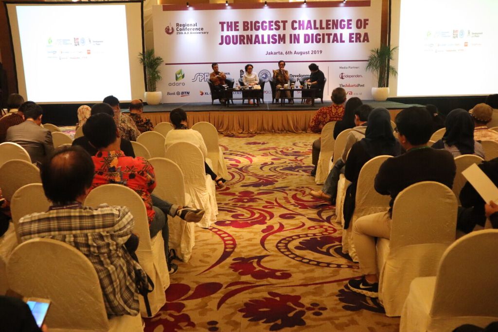 Konferensi Nasional “Jurnalisme di Era Digital” dalam rangka Hari Ulang Tahun Ke-25 Aliansi Jurnalis Independen digelar di Hotel JS Luwansa, Jakarta, Selasa (6/8/2019). Konferensi ini mengulas berbagai isu di dunia media, mulai dari wajah kebebasan pers Indonesia, mencari model jurnalisme, hingga menemukan model bisnis jurnalisme.