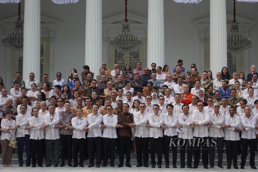 Presiden Joko Widodo berfoto bersama di tangga Istana Merdeka seusai peresmian pembukaan ASEAN Business and Investment Summit di Istana Negara, Jakarta, Jumat (1/9/2023). Saat memberikan sambutan pada acara tersebut, Kepala Negara meminta ASEAN memiliki strategi taktis dan luar biasa.