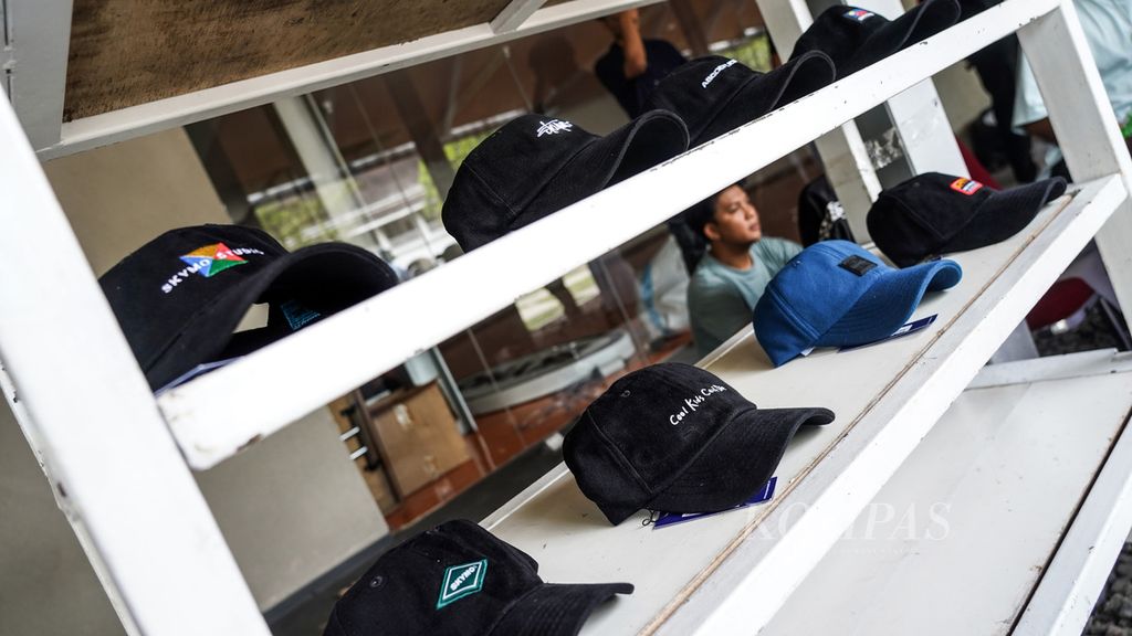 Sejumlah topi produk lokal yang dijual ketika peluncuran Gerakan Bangga Produk Lokal untuk Kota Bogor di Bogor Creative Center, Kota Bogor, Jawa Barat, Selasa (31/5/2022).