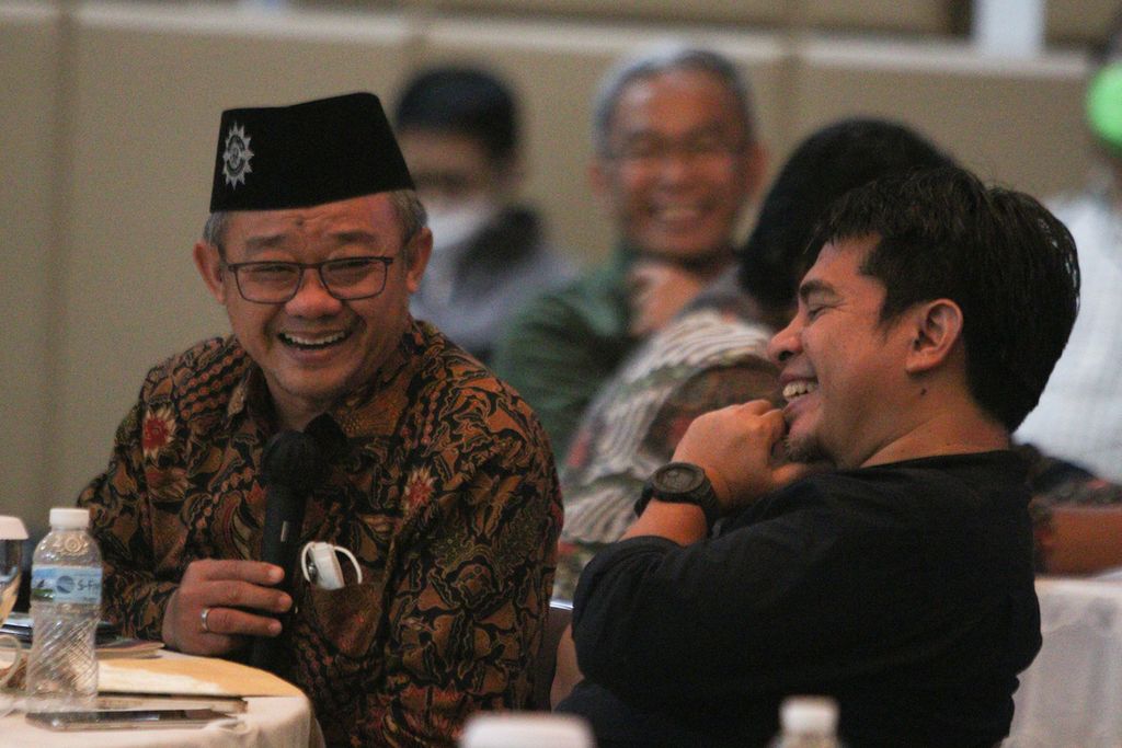 Sekretaris Umum PP Muhammadiyah Abdul Mu’ti (kiri) bergurau dalam acara <i>press gathering </i>di Gedung At-Tanwir, Menteng, Jakarta Pusat, Senin (7/11/2022). 