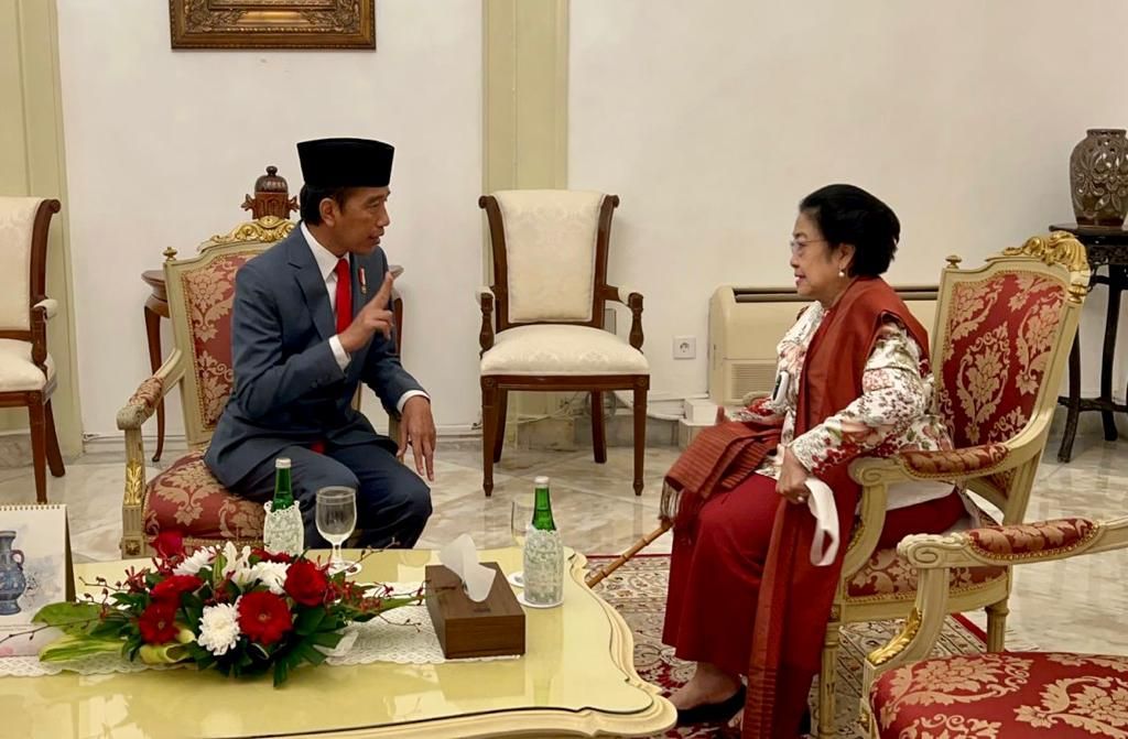 Presiden Joko Widodo dan Megawati Soekarnoputri berbincang sebelum pelantikan Dewan Pengarah, Kepala, dan Wakil Kepala BPIP periode 2022-2027 di Istana Negara, Jakarta, Selasa (7/6/2022).