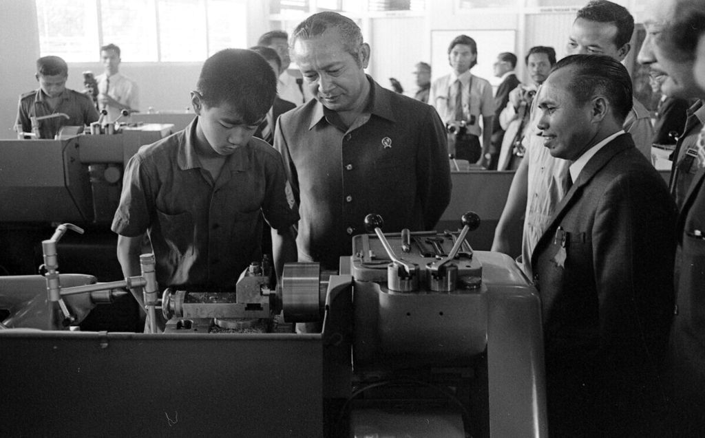 Presiden Soeharto meresmikan Sekolah Teknologi Menengah (STM) Pembangunan di Yogyakarta, Kamis (29/6/1972).