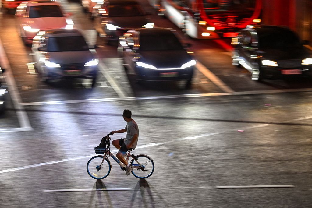 Pengendara sepeda melintas di persimpangan jalan, di Shanghai, China, 19 September 2022. Negara itu menggelar latihan perang seusai kunjungan Ketua DPR AS ke Taiwan, beberapa waktu lalu.  
