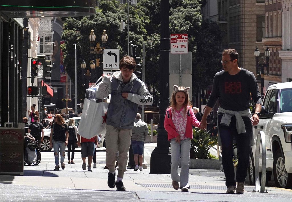 Seorang pejalan kaki membawa tas belanja saat menyusuri kawasan belanja Union Square di San Francisco, California, Amerika Serikat, 27 April 2023. Perekonomian AS melambat pada kuartal pertama tahun 2023 menjadi 1,1 persen, menurun dari 2,6 persen pada kuartal keempat pada akhir 2022. 