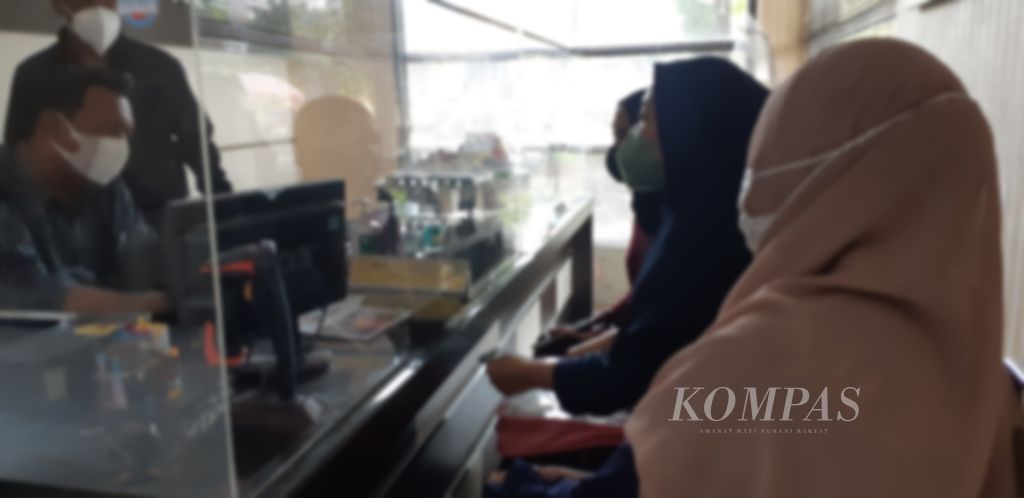 Tiga korban penipu berkedok cinta Faris Ahmad Faza (31), yaitu Tr (31), Li (25) dan Il (28), saat melapor bersama-sama di Polres Kediri Kota, Jawa Timur, Minggu (20/3/2022).