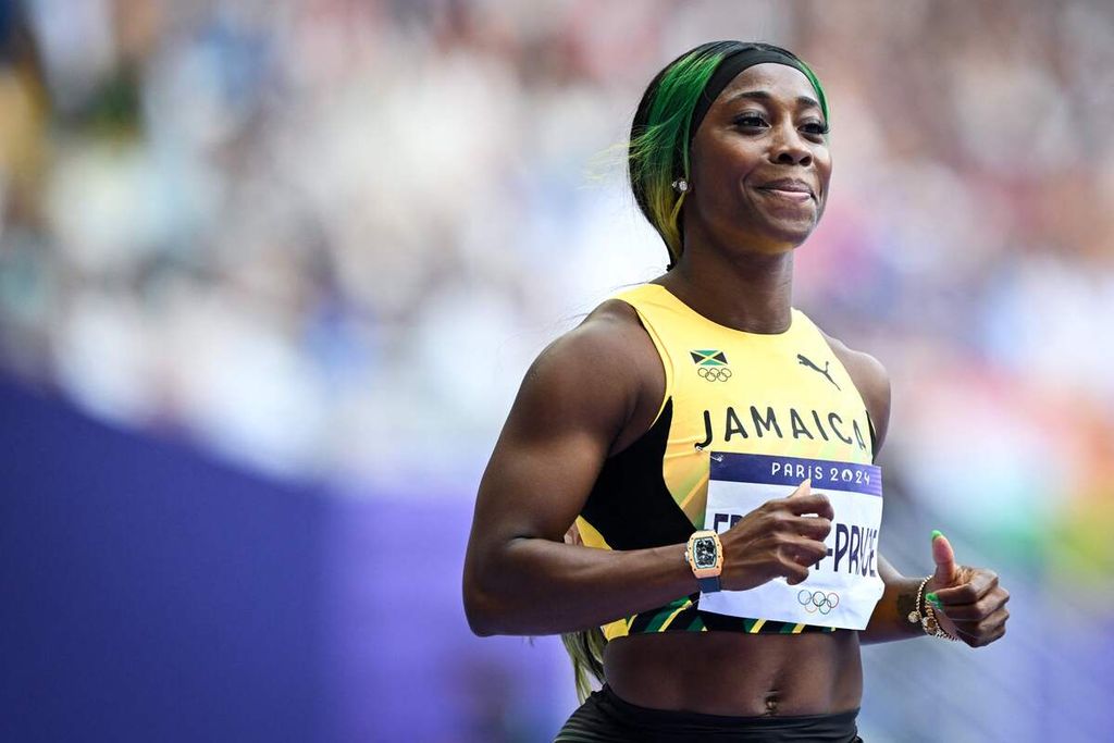 Pelari Jamaika, Shelly-Ann Fraser-Pryce, berlomba pada penyisihan nomor 100 meter putri Olimpiade Paris 2024 di Stade de France, Paris, Jumat (2/8/2024).