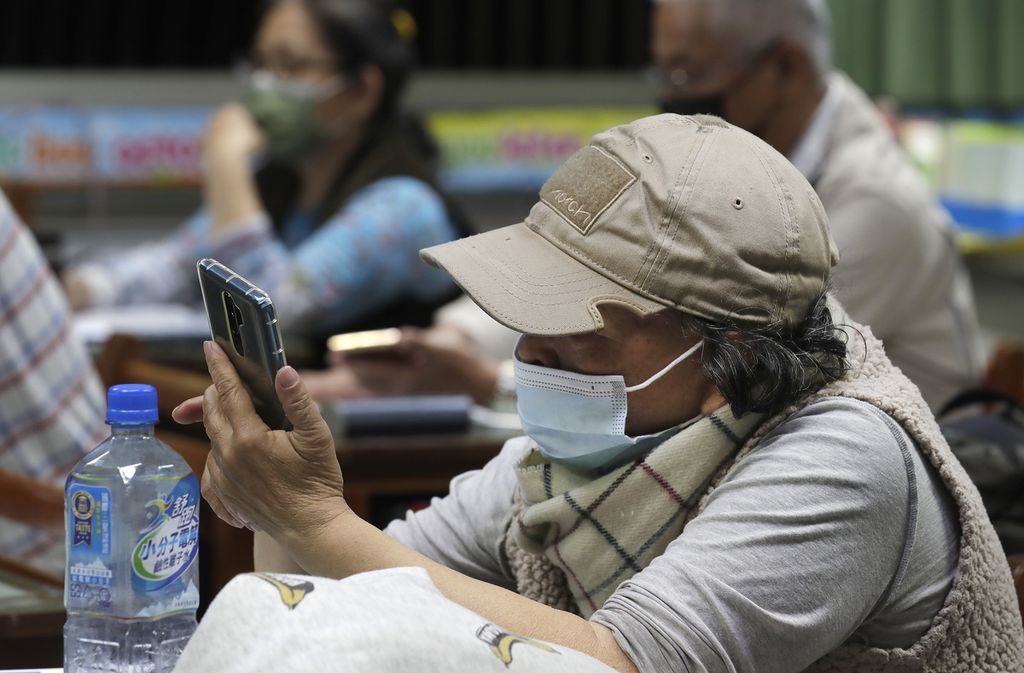 Para lansia peserta kelas Fake News Cleaner belajar cara menggunakan aplikasi Line untuk mengidentifikasi berita palsu dalam kelas di kota Kaohsiung, Taiwan, 16 Maret 2023. 