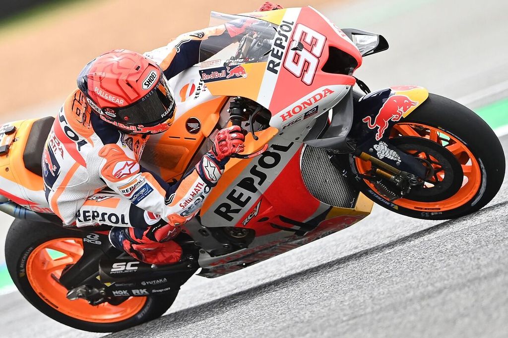 Pebalap Repsol Honda Marc Marquez beraksi saat sesi latihan bebas pertama MotoGP seri Thailand di Sirkuit Internasional Chang, Buriram, Jumat (30/9/2022). 
