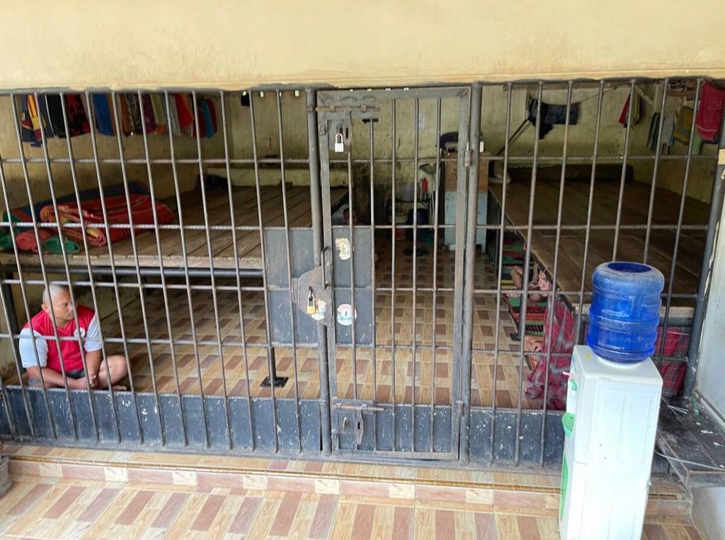 Komisi Pemberantasan Korupsi menemukan ruangan mirip penjara saat menggeledah rumah pribadi tersangka korupsi Bupati Langkat Terbit Rencana Perangin-Angin, Rabu (19/1/2022), di Langkat, Sumatera Utara. Sekitar 40 orang di dalam penjara itu diduga mengalami penyiksaan dan perbudakan.