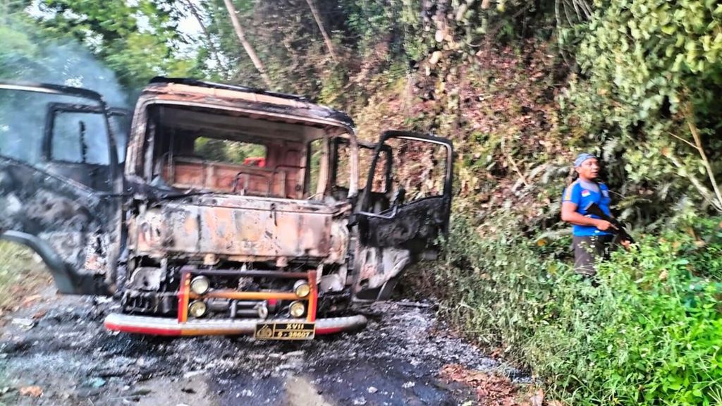 Salah satu dari dua mobil yang dibakar KKB saat menyerang pihak kepolisian dan warga di Jalan Trans Yapen-Saubeba, Kabupaten Kepulauan Yapen, Papua, Selasa (13/12/2022).