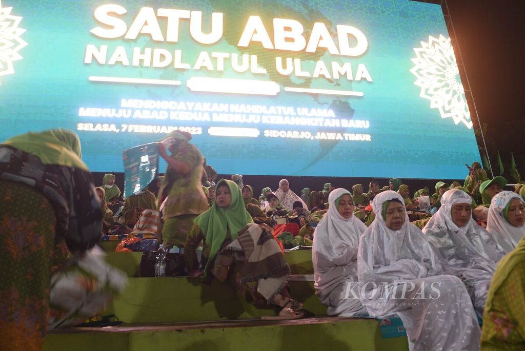 Nahdliyin melaksanakan shalat Subuh sebelum resepsi puncak Satu Abad Nahdlatul Ulama di Sidoarjo, Jawa Timur, Selasa (7/2/2023) dini hari. 