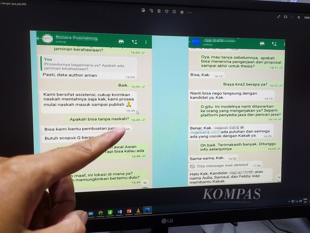 Members of the Kompas Daily Investigation Team show a conversation with a scientific work joki service provider, Friday (10/2/2023) in Jakarta. This conversation proves that scientific work joki services are easy to find on the internet. The service packages also vary according to client requests.