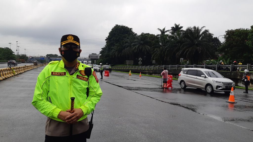 Kepala Kepolisian Resor Kota Bogor Komisaris Besar Susatyo Purnomo Condro ikut mengawasi penerapan ganjil genap di Gerbang Exit Tol Jagorawi-Pintu Baranangsiang, Minggu (7/2/2021). 