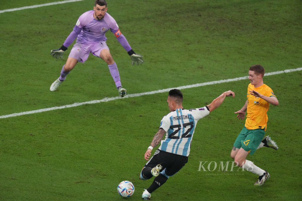Pemain Argentina, Lautaro Martinez, menendang bola ke gawang Australia dalam pertandingan babak 16 besar Piala Dunia 2022 di Stadion Ahmad Bin Ali, Qatar (4/12/2022). Argentina melaju ke babak perempat final setelah mengalahkan Australia 2-1. 