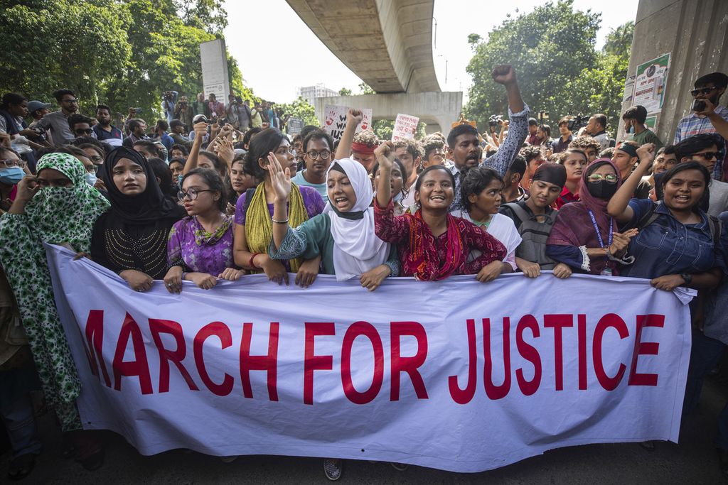 Mahasiswi berunjuk rasa di Dhaka, Bangladesh, pada 31 Juli 2024.