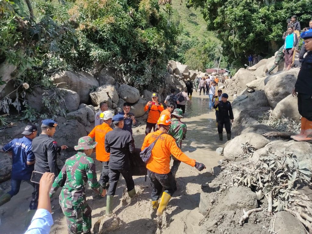Pencarian korban banjir bandang di Humbang Hasundutan, Sumatera Utara, Senin (4/12/2023). 
