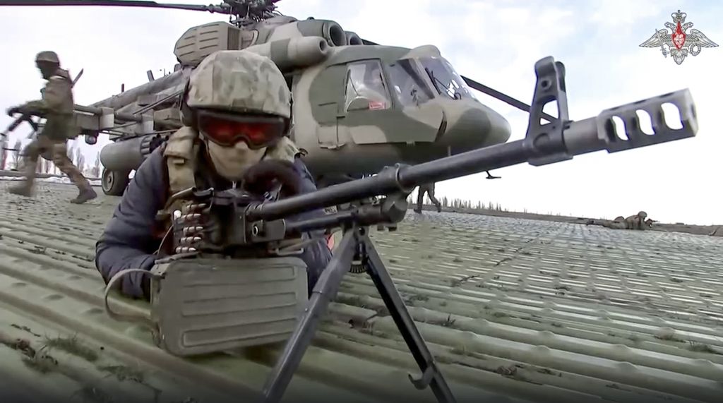 Foto yang diambil dari sebuah rekaman video milik Kementerian Pertahanan Rusia, Selasa (6/12/2022), memperlihatkan seorang tentara Rusia tengah mengambil posisi untuk menembak di salah satu lokasi yang dirahasiakan di medan pertempuran di Ukraina.