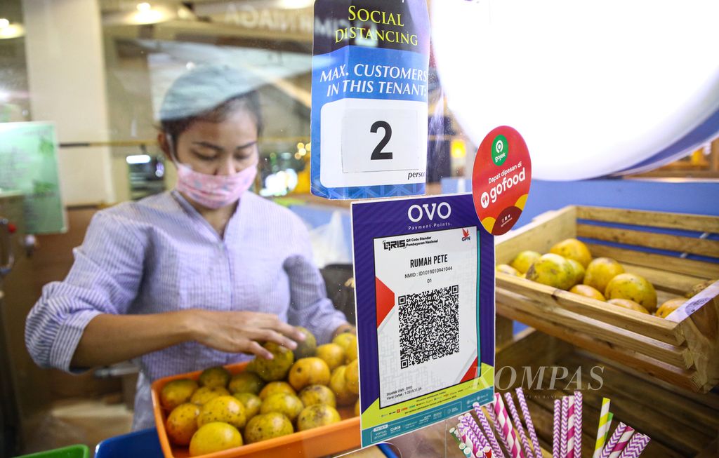 Kode baca cepat (QR code) uang elektronik terpampang di depan kios minuman di pusat perbelanjaan di kawasan Kebayoran Lama, Jakarta Selatan, Senin (2/11/2020). Layanan teknologi finansial di bidang pembayaran semakin populer digunakan terlebih lagi di saat pandemi Covid-19 ini. Otoritas Jasa Keuangan (OJK) mendorong industri teknologi finansial untuk turut memajukan industri jasa keuangan termasuk meningkatkan perannya dalam upaya pemulihan ekonomi nasional. Kompas/Priyombodo (PRI)02-11-2020