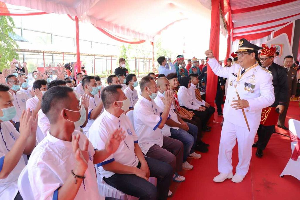 Gubernur Kalimantan Selatan Sahbirin Noor menyapa warga binaan pemasyarakatan saat menyerahkan remisi umum kemerdekaan tahun 2022 kepada warga binaan di Lembaga Pemasyarakatan Kelas II B Banjarbaru, Rabu (17/8/2022).