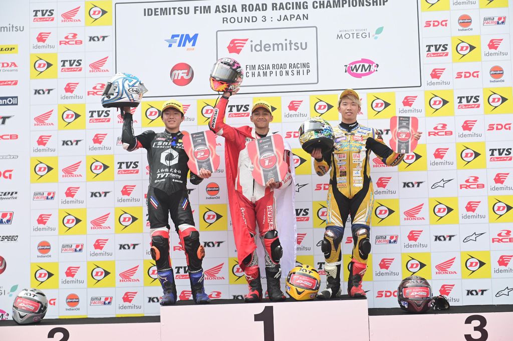 Pebalap Astra Honda Racing Team Muhammad Kiandra Ramadhipa (tengah) memenangi balapan kedua kelas Asia Production 250 dalam Asia Road Racing Championship seri ketiga di Sirkuit Motegi, Jepang, Minggu (9/6/2024). Ramadhipa meraih <i>pole position</i>, memenangi balapan satu dan dua, sehingga memuncaki klasemen dengan 81 poin.