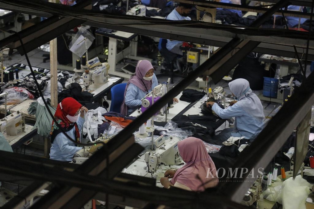 Karyawan mengerjakan produksi garmen PT Pan Brothers Tbk di Kota Tangerang, Banten, 27 Maret 2023. Sebagian besar produksi dijual ke luar negeri. 