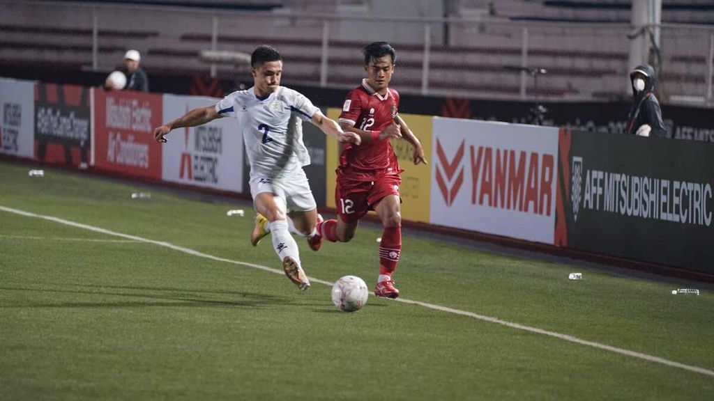 Bek timnas Indonesia Pratama Arhan berusaha merebut bola dari pemain Filipina. Dalam laga pamungkas Grup A tersebut, Indonesia mencuri tiga poin dari markas Filipina di Stadion Rizal Memorial, Senin (2/1/2023).