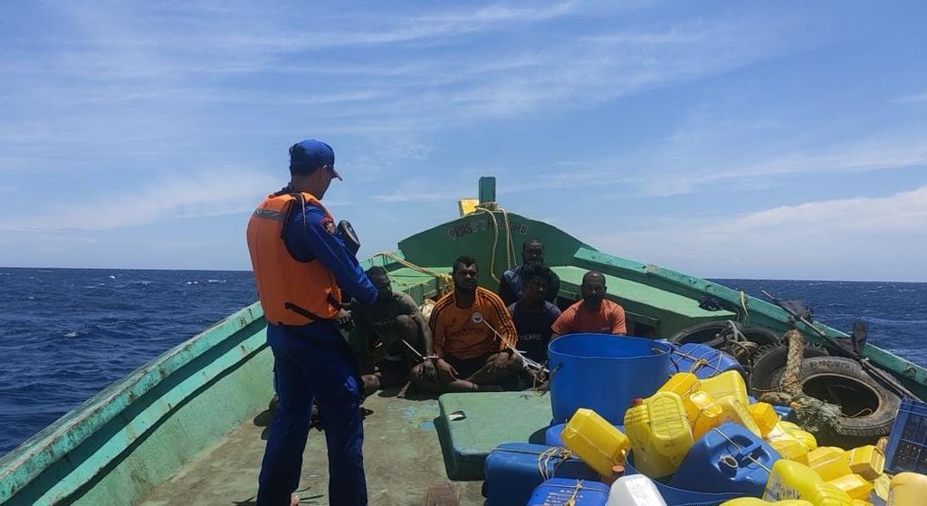 Sebuah kapal asing dan anak buah kapal ditahan Polisi Air dan Udara Kepolisian Daerah Aceh karena diduga mencuri ikan di perairan Indonesia, Selasa (8/3/2022). Pencurian ikan merugikan nelayan lokal. 