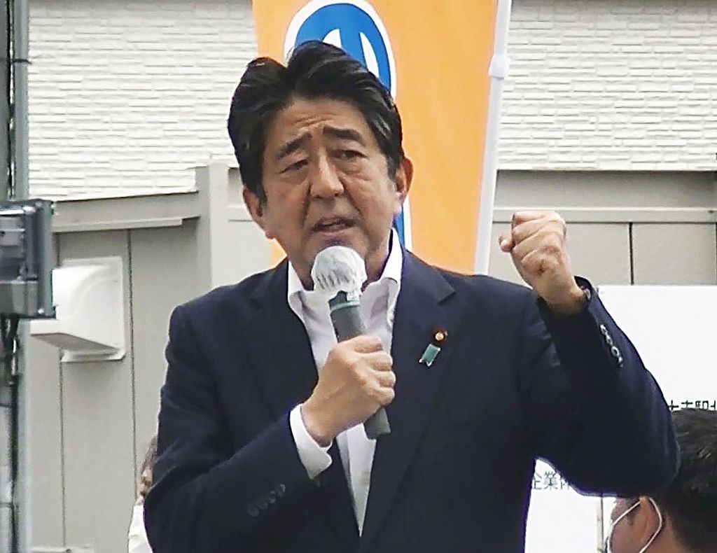 Foto yang berasal dari tangkapan gambar video ini memperlihatkan mantan Perdana Menteri Jepang Shinzo Abe berpidato dalam kampanye sebelum ditembak di Nara, Jepang bagian barat, Jumat (8/7/2022). 