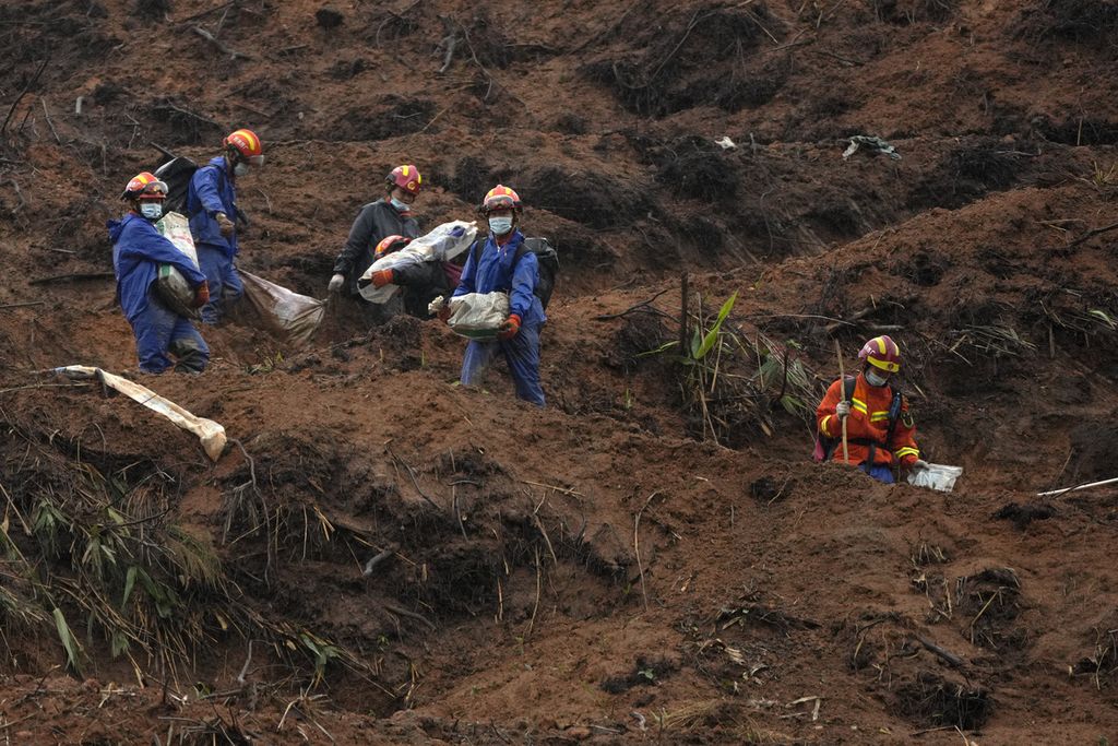 Tim penyelamat melakukan operasi pencarian di lereng bukit berlumpur lokasi jatuhnya China Eastern Airlines MU5735, di Wuzhou , Guangxi, China, Kamis (24/3/2022).