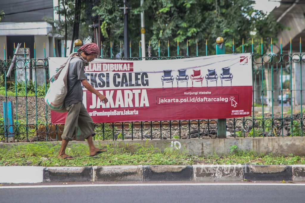 Spanduk dari salah satu partai politik berisi pengumuman seleksi bakal calon legislatif untuk Pemilu 2024 yang dipasang di beberapa sudut kota, seperti terlihat di kawasan Patal Senayan, Jakarta, Rabu (25/5/2022). 