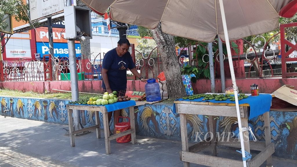 Tampak salah satu penjual sirih pinang dan buah-buahan di Taman Imbi, Kota Jayapura.