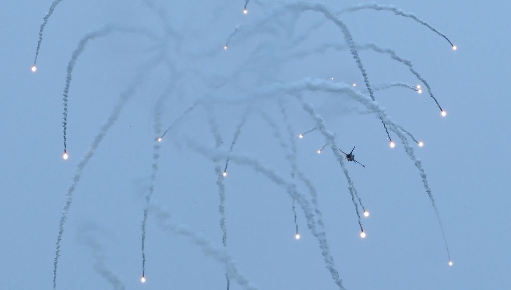 A Republic of Singapore Air Force F-16 releases flares during an aerobatics display at the Singapore Airshow in Singapore (16/2/2022)