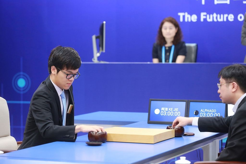 Ke Jie (kiri), pemain Go asal China, tengah menjalani laga pertama duel menghadapi program kecerdasan buatan Google, AlphaGO, di Wuzhen, Provinsi Zhejiang, China.