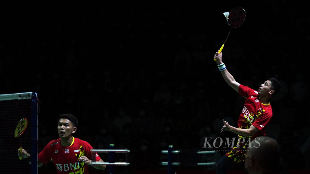 Muhammad Rian Ardianto (kanan) dan Fajar Alfian beraksi melawan ganda putra China, Liang Wei Keng/Wang Chang, pada laga final ganda putra Daihatsu Indonesia Masters 2022 di Istora Gelora Bung Karno, Jakarta, Minggu (12/6/2022).