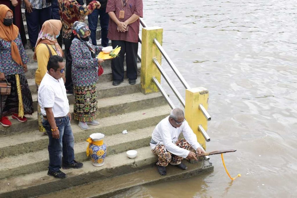 Suasana ritual adat saat mengambil air untuk seremoni di IKN Nusantara, Kalimantan Timur, Sabtu (12/3/2022).