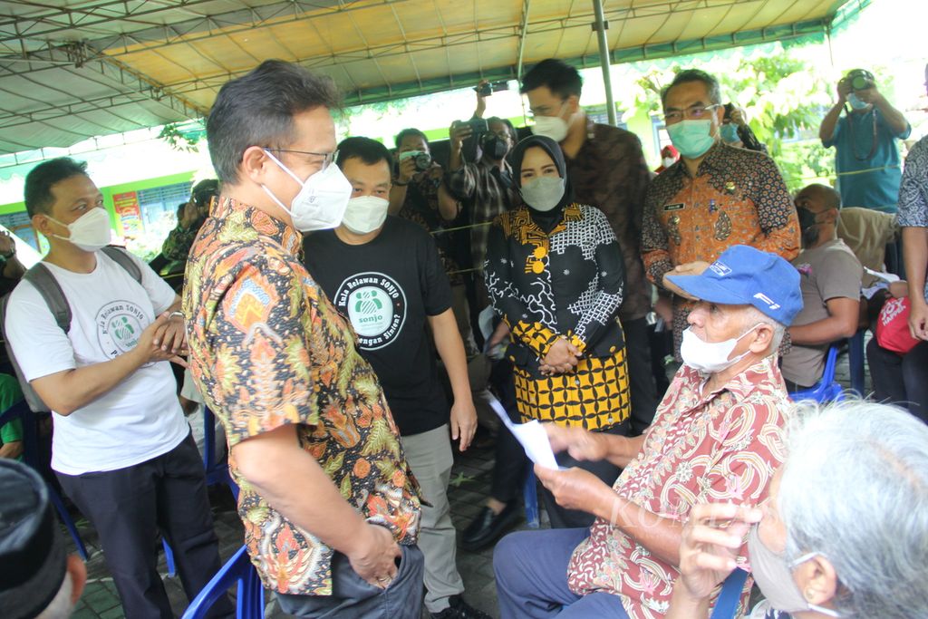Menteri Kesehatan Budi Gunadi Sadikin berbincang dengan warga lanjut usia yang akan mengikuti vaksinasi Covid-19, Jumat (21/1/2022), di Desa Sumbermulyo, Kecamatan Bambanglipuro, Kabupaten Bantul, Daerah Istimewa Yogyakarta. 
