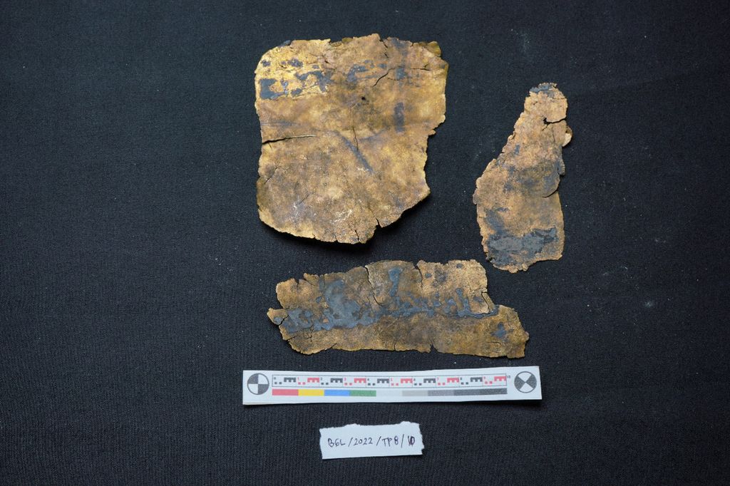 Prasasti logam bertuliskan huruf Arab Kufi abad VII-VIII Masehi yang ditemukan saat penggalian arkeologi Situs Bongal di Tapanuli Tengah, 14-23 Februari 2022.