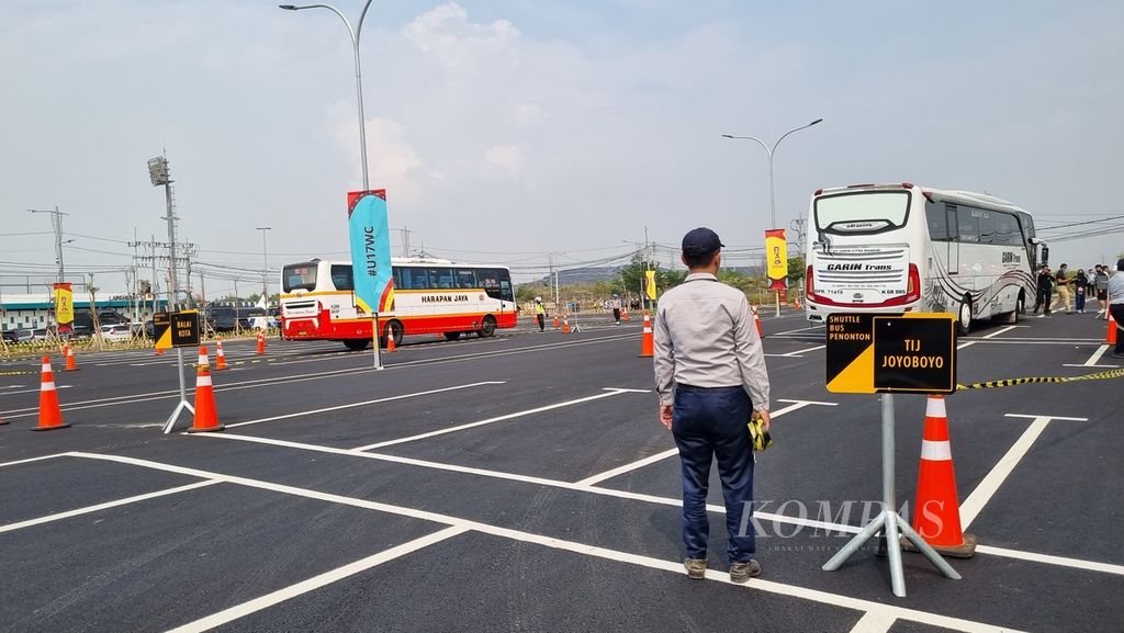 Petugas berjaga di lokasi parkir <i>shuttle bus </i>di Stadion Gelora Bung Tomo, Surabaya, Jawa Timur, Jumat (10/11/2023).